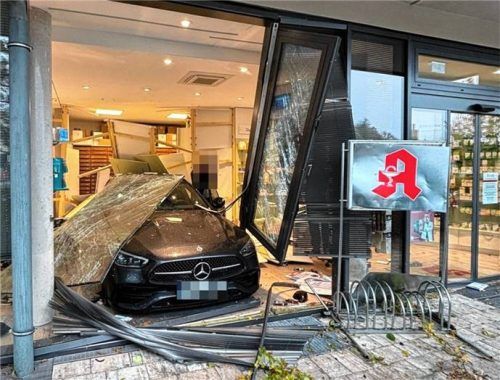 Mit Schwung rückwärts „eingeparkt“: Eine Frau ist am Montagvormittag mit ihrem Mercedes in die Römer-Apotheke an der Ebersberger Straße in Rosenheim gekracht. Der Schaden ist gewaltig.Foto Baumeister