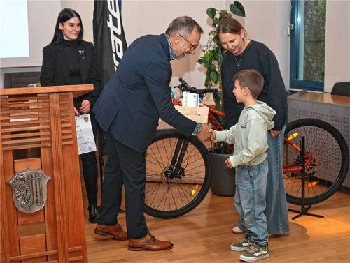 Mit seinen sechs Jahren war Maxi Entholzer der jüngste Teilnehmer. Mit seiner Mama nahm er aus der Hand vom Bürgermeister unter anderem einen Gutschein von Amedi Spiele entgegen.Foto Ruprecht