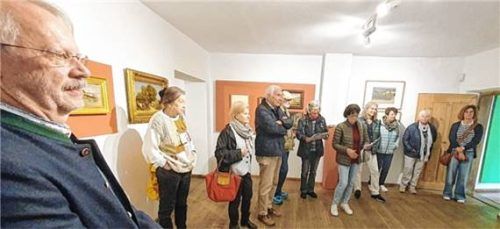 Mitglieder des Awo-Ortsvereins Chiemgau-West besuchten die Sonderausstellung „Angesammelt“ im Museum Prien und erhielten Einblicke in das aktuelle Sammlungskonzept. Foto Hötzelsperger