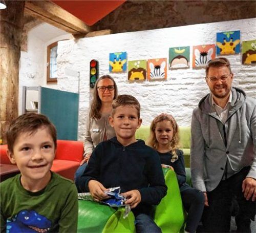 Moritz, Florian und Selina packen ihre von Bücherei-Leiterin Regina Kaiser und Bürgermeister Michael Hetzl überreichten Gewinne aus. Foto kreisstadt mühldorf