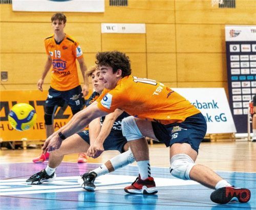 MVP Kai Schlösser (vorne) und Noah Meyer in der Annahme gegen die harten Rottenburger Aufschläge.Foto Matthias Hergenhan