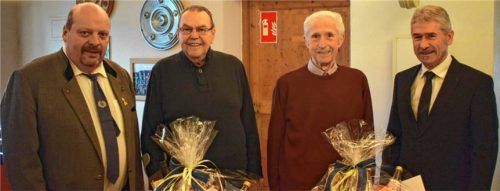 Nach dem Gedenkgottesdienst in Unterreit hielt die KSK Wang ihre Jahresversammlung ab. Dabei gratulierten Vorsitzender Alex Richter (links) und Unterreits Bürgermeister Christian Seidl (rechts) Kurt Huber (Zweiter von links) und Georg Linner zum 80. Geburtstag. Foto hin