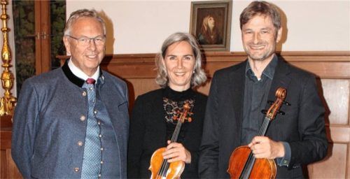 Nach dem Konzert im Refektorium des Klosters Reisach: Dirigent und Musikwissenschaftler Georg Mais (links) mit den beiden Solisten, Katharina Schmitz und Immo Schaar. Foto Steffenhagen