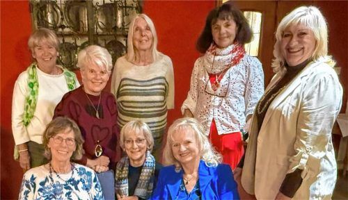 Nach den Wahlen: (vorne, von links) Elisabeth Gessner, Carmela Roiu und Vorsitzende Irmi Gruber mit (hinten, von links) Monika Seidel, Steffi Märkl, Dr. Kristina Koltermann, Brigitte Karlstetter und Doris Urban. Foto re