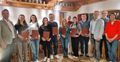 Nach der Ehrung: Bürgermeister Christian Weyrich (von links), Hannah Münzlochner, Selina Aslan, Sandra Edtmüller, Josef Göschl, Veronika Bögl, Emelie Duschek, Theresa Langrieger, Ludwig Reiser, Christian Mayerhofer, Ernst Doleschal, Bärbel Bischoff. Foto Gemeinde