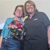 <p>Nach der Filmvorstellung im Cineplex Waldkraiburg: Margit Auer (links) mit Christine Zücker.Foto  Kutzner</p>