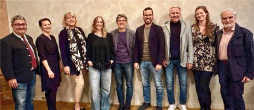 Nach der Mitgliederversammlung des Fördervereins: (von links) Stefan Lederwascher (Vereinsvorstand und Erster Bürgermeister von Flintsbach), Architektin Lisbeth Fischbacher von der Firma OACHA Architektur, Daniela Kauer und Eva Lagler, beide Beisitzerinnen, Marcus Edtbauer (Vereinskassier), Stefan Forstmeier (Schriftführer – gleichzeitig Vorstand der Umwelt-, Kultur- und Sozialstiftung im Landkreis Rosenheim – quasi der „Besitzer“ der Burg Falkenstein), Karl Seidl (neu gewählter Kassenrevisor – pensionierter Stiftungsvorstand der Landkreisstiftung), Marlies Beck (Protokollführerin), Johann Weiß Beisitzer. Nicht auf dem Bild der neu gewählte Kassenprüfer und frühere Landrat Wolfgang Berthaler.Foto  Benkel