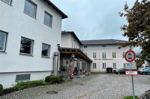 Nach einer ersten Machbarkeitsstudie für die Sanierung und Erweiterung der Preysing-Grundschule votierte der Gemeinderat mit großer Mehrheit für die Variante Dachgeschossausbau im Schul-Altbau.Foto Kirchner