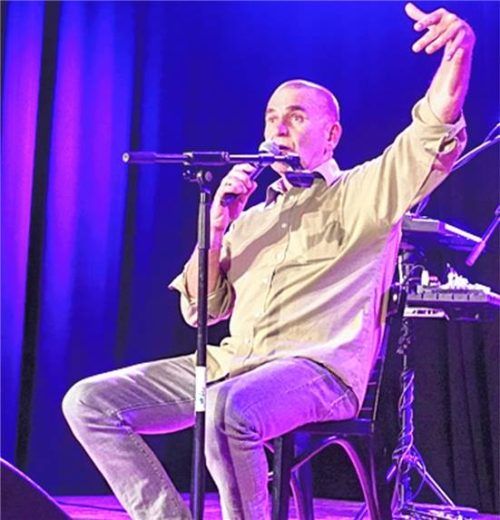 Nachdenklich und pointiert waren die Beiträge von Jörg Herwegh aus seinem Programm „Deppenflüsterer“.