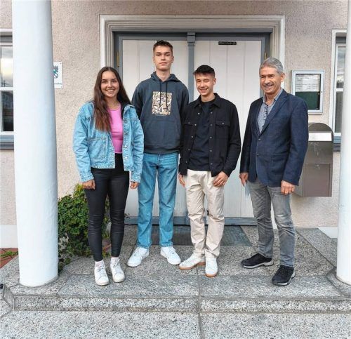 Natürlich gab es für Johanna Zeiler (von links), Julian Huber und Ludwig Brandwirth als beste Absolventen aus der Gemeinde Unterreit (nicht auf dem Foto Lisa Vorderwestner) neben großem Lob von Bürgermeister Christian Seidl für die besonderen Leistungen und den besten Wünschen für eine aussichtsreiche berufliche Zukunft als Anerkennung auch ein Geldgeschenk und eine Packung Pralinen. Foto Manzinger