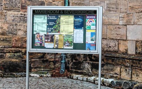 Neben den digitalen Informationskanälen wird die Gemeinde Schechen auch künftig die Info-Tafel gegenüber dem Rathaus nutzen. Foto Stache