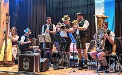 Neben der Ampfinger Blasmusik werden die „Jungen Oarkarrer“ aufspielen. Foto stettner