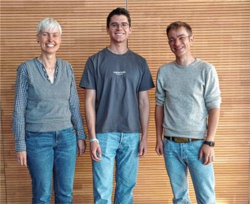 Neu-Maximer Benno Haas (Mitte) vom Gymnasium Gars mit Oberstufenkoordinatorin Cora Gierse und Schulleiter Julian Zwirglmaier. Foto Gymnasium Gars
