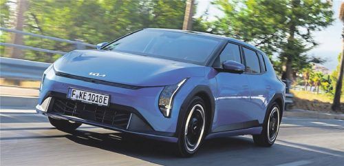 Neuzugang in der Kompaktklasse: Der vollelektrische Kia EV4 punktet mit umfangreicher Ausstattung zu einem fairen Preis und mit hoher Reichweite. Foto KIA