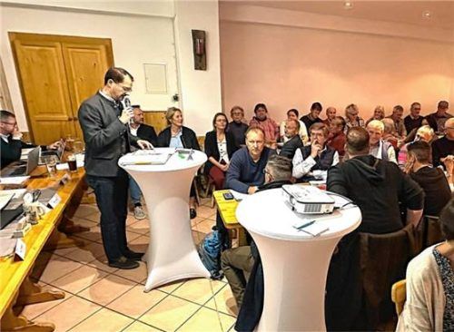 Nicht alle Interessenten fanden Platz im großen Saal beim Kirchenwirt in Pang. Foto Knarr