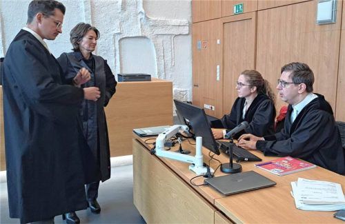 Nicht immer streiten sie: die Verteidiger Dr. Yves Georg und Regina Rick sowie die Staatsanwaltschaft mit Pia Dirnberger und Christian Merkel. Foto Weiser