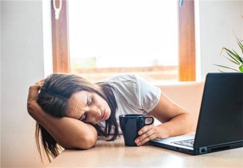 Nicht nur müde, sondern dauerhaft k.o.: Das kann Anzeichen für ME/CFS sein.Foto Adobestock