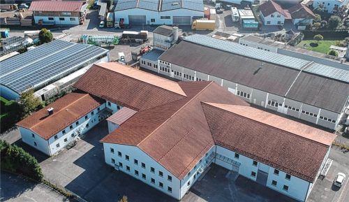 Noch sind Geflüchtete in der Rotter Gewerbehalle untergebracht. Laut Landratsamt sollen sie in der kommenden Woche umziehen. Foto Stuffer