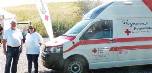 Norbert und Waltraud Pache stellten das „Herzenswunsch Hospizmobil“ in Gumpertsham vor. Foto unterforsthuber