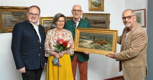 Not auf dem Chiemsee: (von links) Bürgermeister Andreas Friedrich, Herta Simson, Prof. Dr. Wilhelm Simson und Museumsleiter Karl J. Aß erfreuen sich an der Kunst von Karl Raupp.Foto  Berger