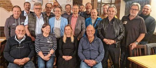 OB-Kandidat Maximilian Leucht (hellblaues Sakko), Landratskandidat Andreas Winhart (rechts daneben) und Kandidaten der AfD für die Stadtratswahl.Foto AfD Rosenheim