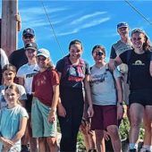 Kinder bezwingen ersten Klettersteig