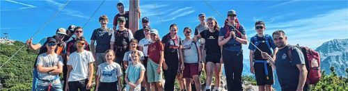 Oben angekommen: Die Jugendgruppe der Grassauer Bergwacht auf der Steinplatte. Foto Bergwacht Grassau