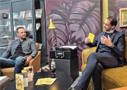 Oberbürgermeister Andreas März (rechts) und Kulturamtsleiter Wolfgang Hauck erklären im Pressegespräch die kulturelle Entdeckungsreise. Foto Aberle