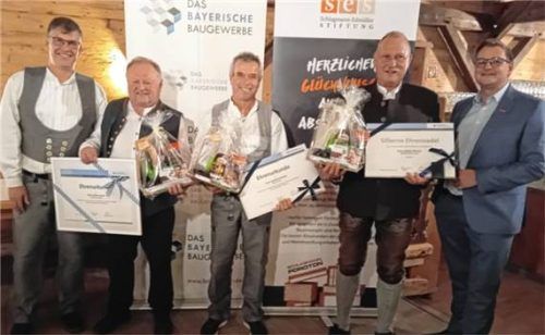 Obermeister Peter Heiß (von links) gratulierte den Betriebsjubilaren Johann Sauer, Manfred Winkler und Walter Werner. Auch Kreishandwerksmeister Rainer Dachsberger zeigte seine Anerkennung für die langjährige Betriebstreue. Verhindert war Josef Kreitlmeier.