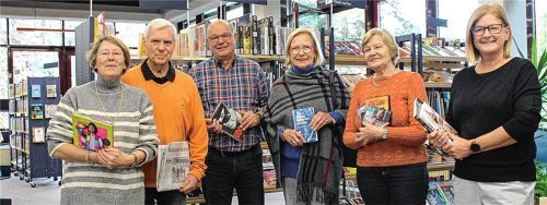 Packen mit ihrem Engagement im Haus des Buches mit an: Sabine und Wolfgang Eschner (von links), Lothar Schimek, Brigitte Rohra, Elke Fess und Klaudia Reib. Foto Huckemeyer