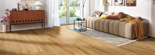 Parkett sorgt für angenehmes Wohnambiente. Bei den OBI-Märkten im Inntal gibt es eine große Auswahl an Bodenbelägen für jeden Einsatzzweck.