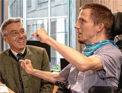 Patrik Autsch und Landrat Otto Lederer hatten beide sichtlich Spaß, als Patrik dem Landrat zeigte, wie sein Arbeitsalltag aussieht.Foto Thomae