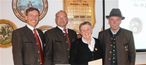 Peter Linner, Schützenmeister Wagnerwirt-Schützen, Johann Reich, Gisela Eß und Helmut Schwarzenböck, Gauschützenmeister (von links).Foto re