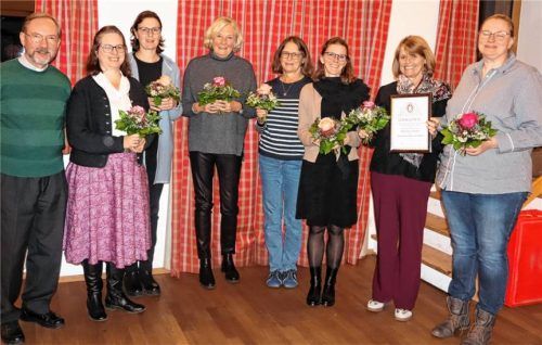 Pfarrer Ernst Kögler (links) mit dem Büchereiteam, das heuer mit dem Ehrenzeichen in Silber des Pfarrverbands Maria Morgenstern ausgezeichnet wurde.