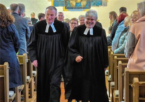 Pfarrer Holger Möller (links) geht in den Ruhestand, Peter Peischl setzt seinen Dienst in Oberfranken fort. Fotos rieger