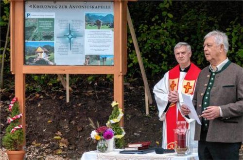 Pfarrer Martin Straßer (links) weihte den neuen Kreuzweg zur Antoniuskapelle. Initiator Hans Höglauer (rechts) erläuterte, wie er entstand. Foto  Flug