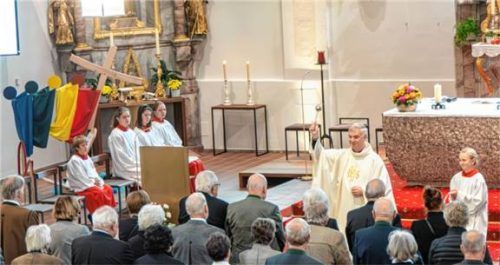 Pfarrer Martin Straßer zelebriert einen Dankgottesdienst für Paare im Oberen Achental. Foto Flug