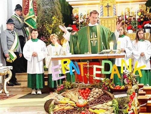 Pfarrer Philipp Werner zelebriert einen Erntedank-Gottesdienst in Wildenwart.Foto  Archiv Hötzelsperger