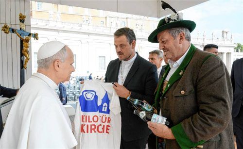 Pfarrer Stefan Fischbacher (Zweiter von links) beim Treffen mit Papst Leo. Foto privat