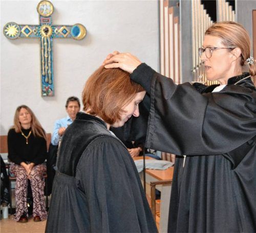 Pfarrerin Betina Heckner (links) und Dekanin Dagmar Häfner-Becker. Heckner wechselt nach Burghausen. Foto Otto