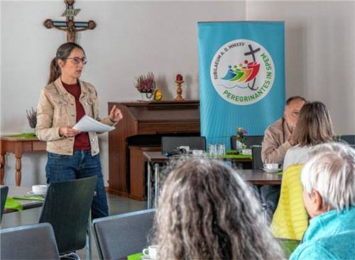 Pfarrsekretärin Karin Auer-Lackner informierte in einem Kurzvortrag die rund 40 Senioren. Foto  Flug