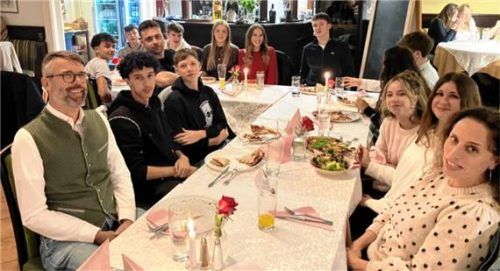 Pizza für das Engagement: Bürgermeister Stefan Kattari und Konrektor Thomas Färbinger (Fünfter von links) sowie Andrea Roder von der Jugendsozialarbeit an der Schule (rechts) beim Pizzaessen mit den engagierten Schülern. Foto Eder