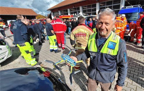 Polizei-Drohnenpilot Hans Hinterreiter mit dem vorerst einzigen Fluggerät des Präsidiums Süd in Piding. Foto Klaus Wiendl