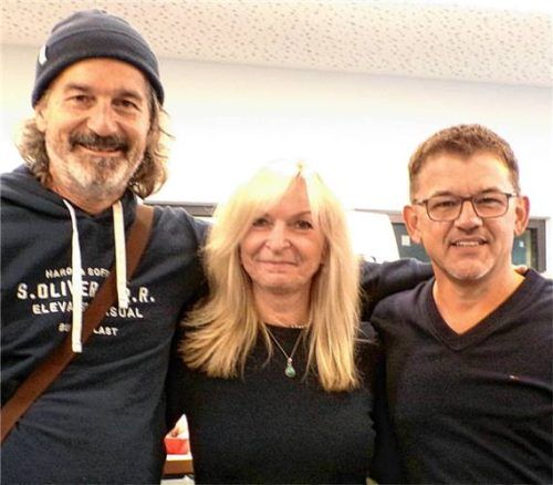 Präsentierten ihre Werke im Rahmen einer Midissage im Schnaitseer Rathaus: (von links) Robert Grundler, Grazyna Eder und Hans Maier.Foto Unterforsthuber