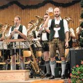 So zünftig feiert Au die Kirchweih