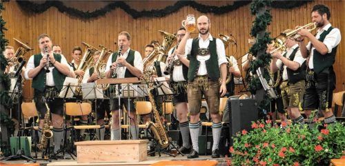 Prost auf einen zünftigen Auer Musikantenkirta: die Devise von Dirigent Michael Mayer und seiner Auer Musi. Foto Strim