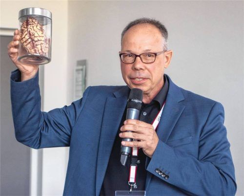 Psychologe Axel Koch erklärt, wie man dem Gehirn in der „Dunkelheit“ Freude entlocken kann. Foto TÜV AUSTRIA Akademie