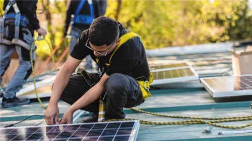 PV-Anlagen gibt es in verschiedenen Ausführungen: für den Balkon, die Fassade oder das Dach. Foto Adobestock