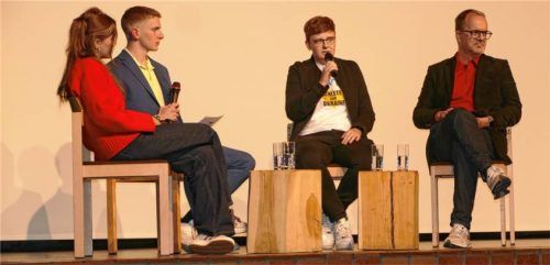 Raphael Unterreiner (Zweiter von links) diskutierte mit (von links) Mylena, Reka Molnar und Markus Rinderspacher über mögliche Hilfen für die Bürger der Ukraine. Foto Schubert