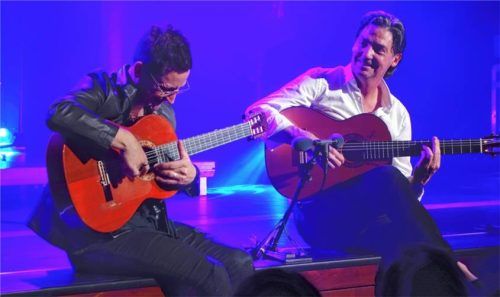 Rasante Flamenco-Klänge zauberten Alexander Kilian (links) und Jan Pascal auf dem Bühnenrand sitzend als Zugabe. Foto Friedrich